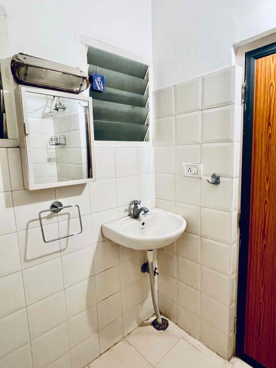 Shanthi Home Stay Puttaparthi Exteriör bild