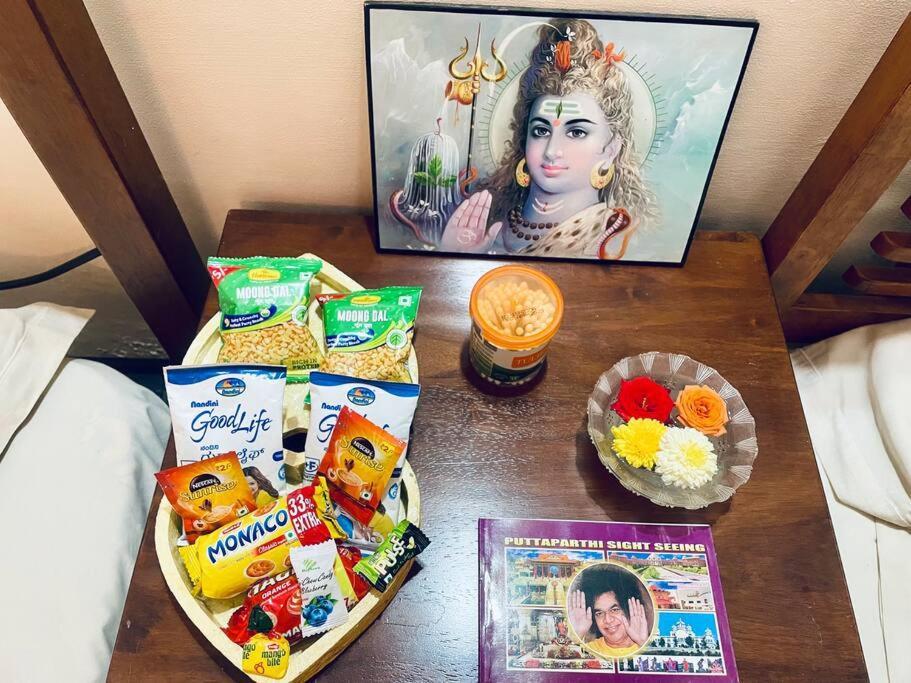 Shanthi Home Stay Puttaparthi Exteriör bild