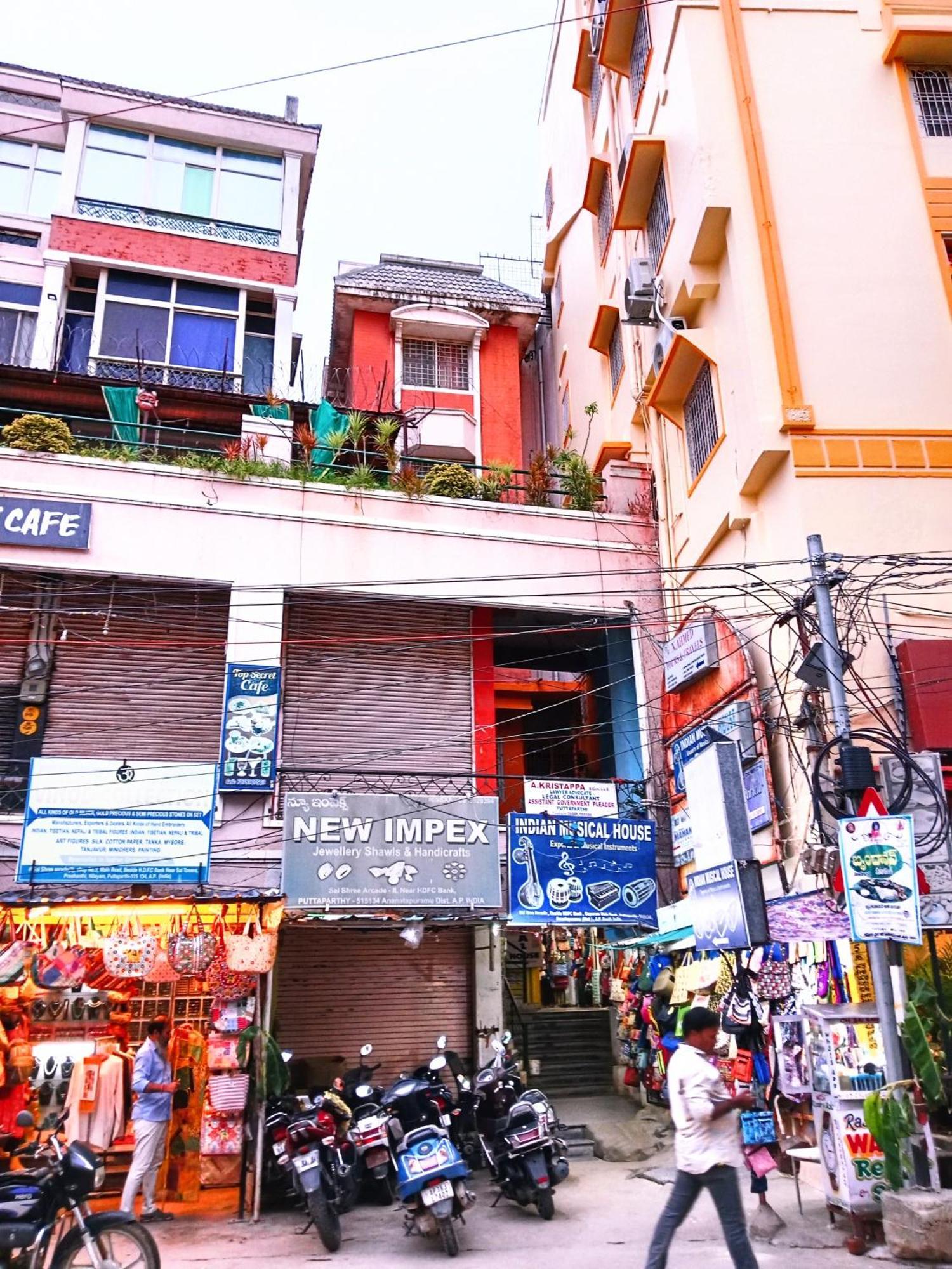 Shanthi Home Stay Puttaparthi Exteriör bild